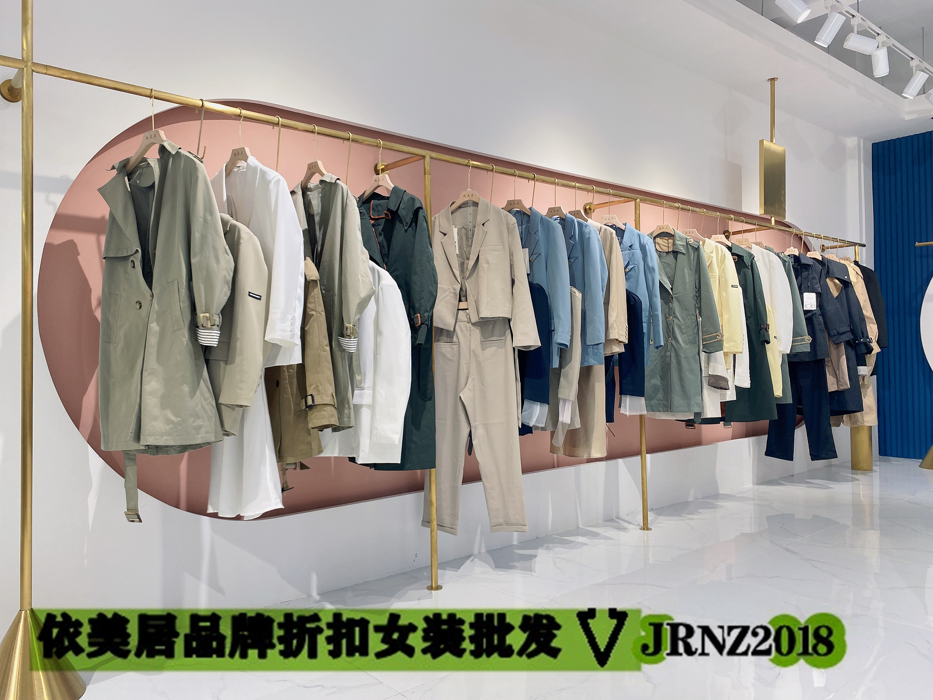 女裝實(shí)體店如何尋找合適的服裝尾貨批發(fā)市場(chǎng)進(jìn)貨？