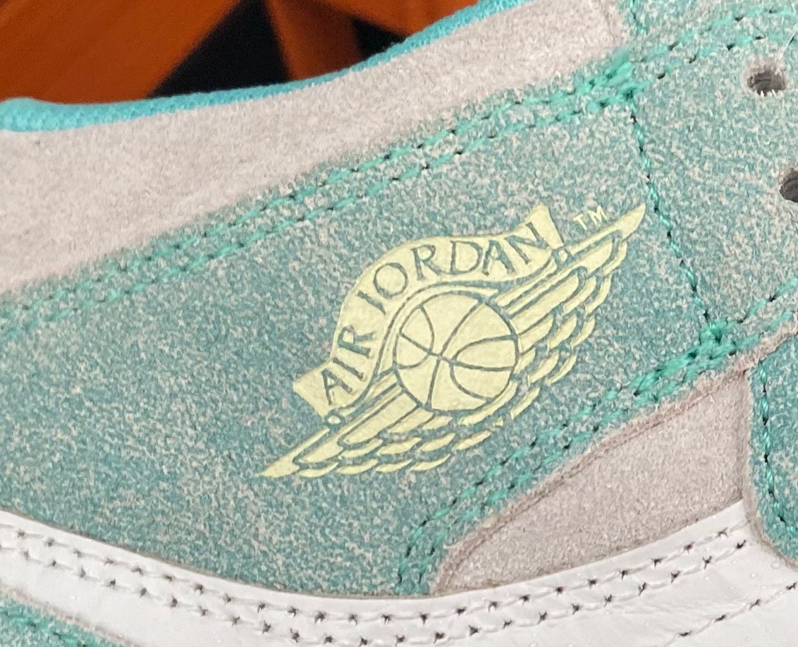假貨當成正品買、和執(zhí)法人員躲貓貓，這家adidas nike折扣店什么打了“折扣”?