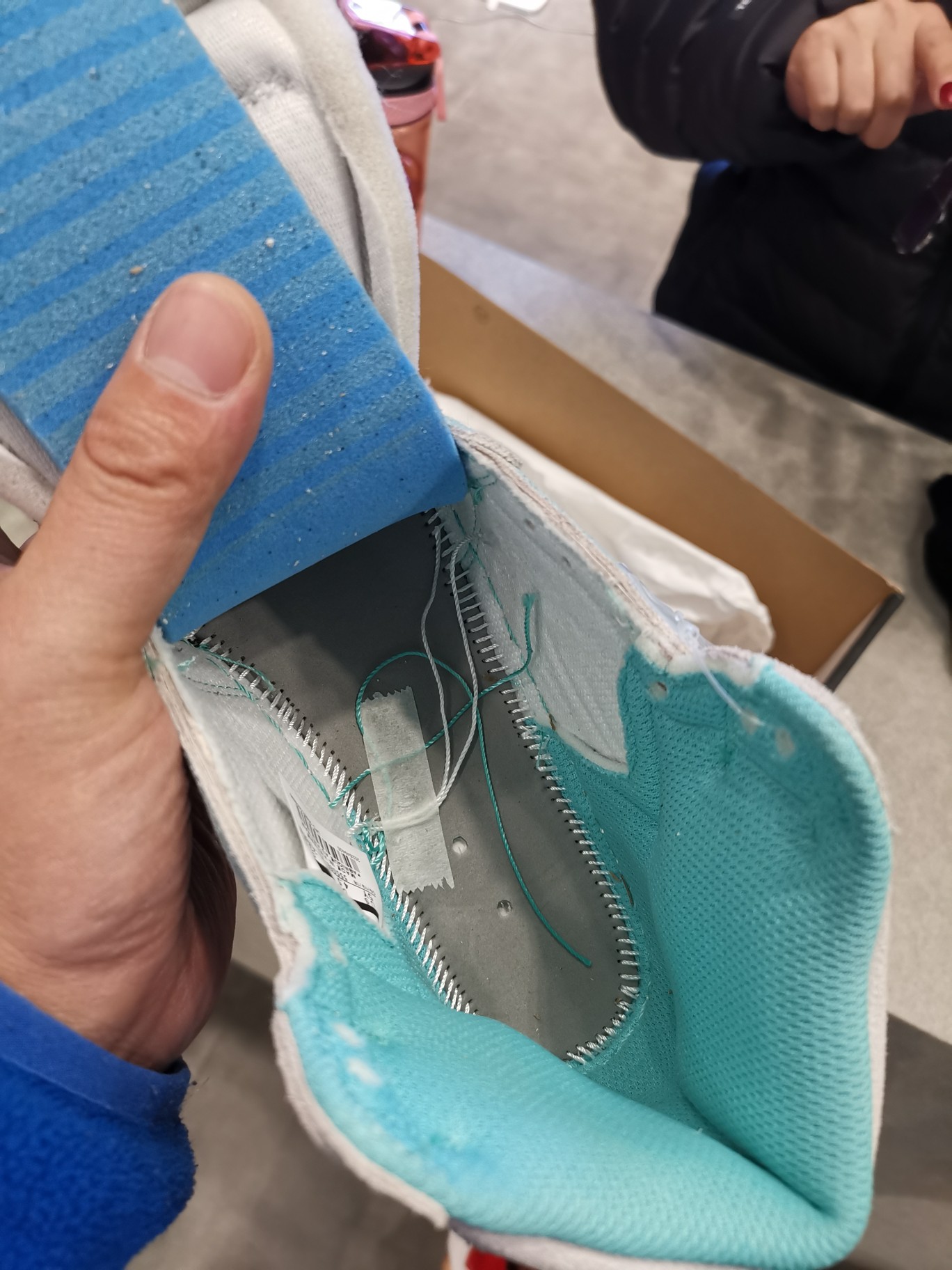 假貨當成正品買、和執(zhí)法人員躲貓貓，這家adidas nike折扣店什么打了“折扣”?