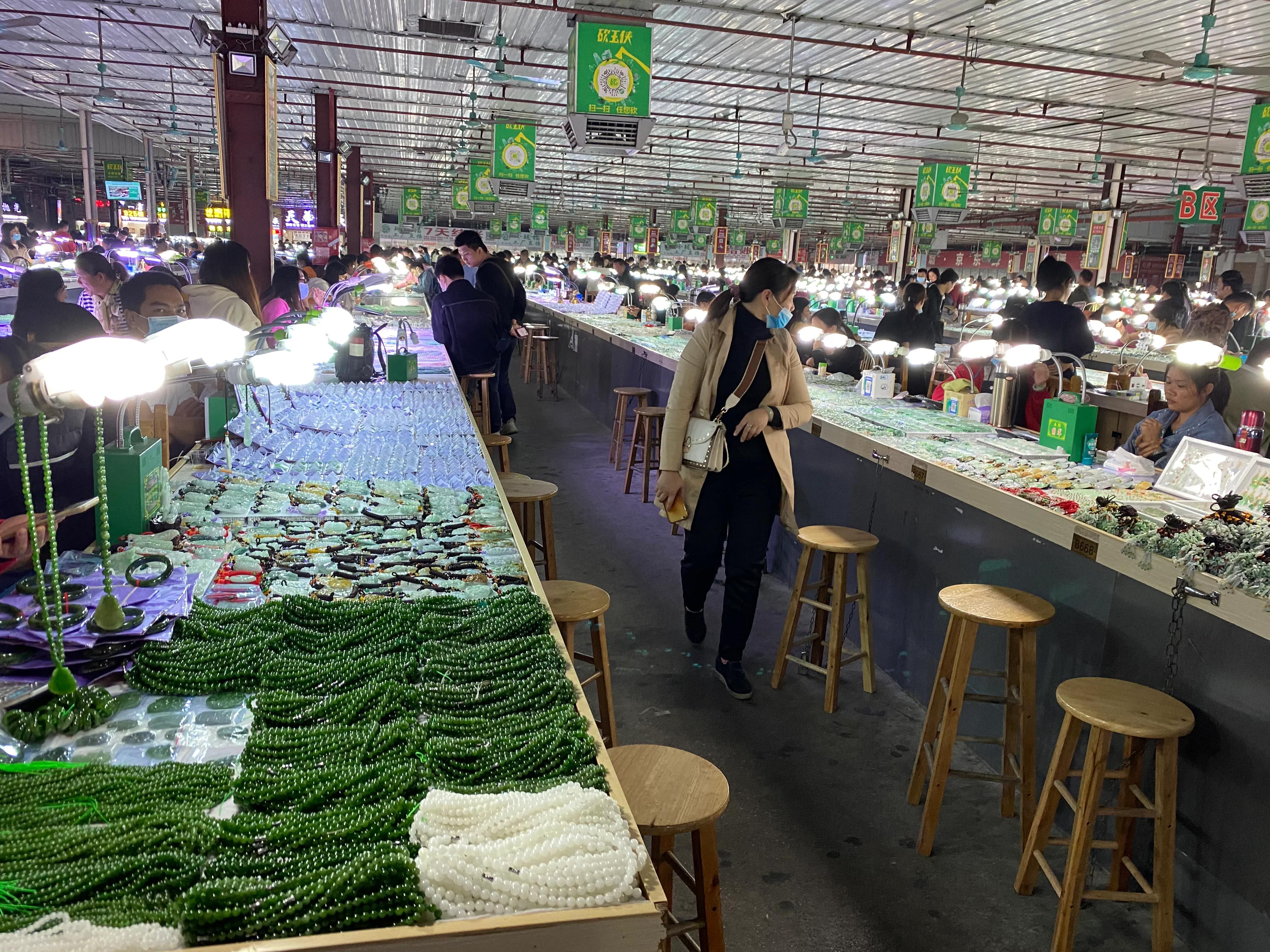 走進廣東四會天光墟翡翠市場，體驗親民實惠翡翠飾品