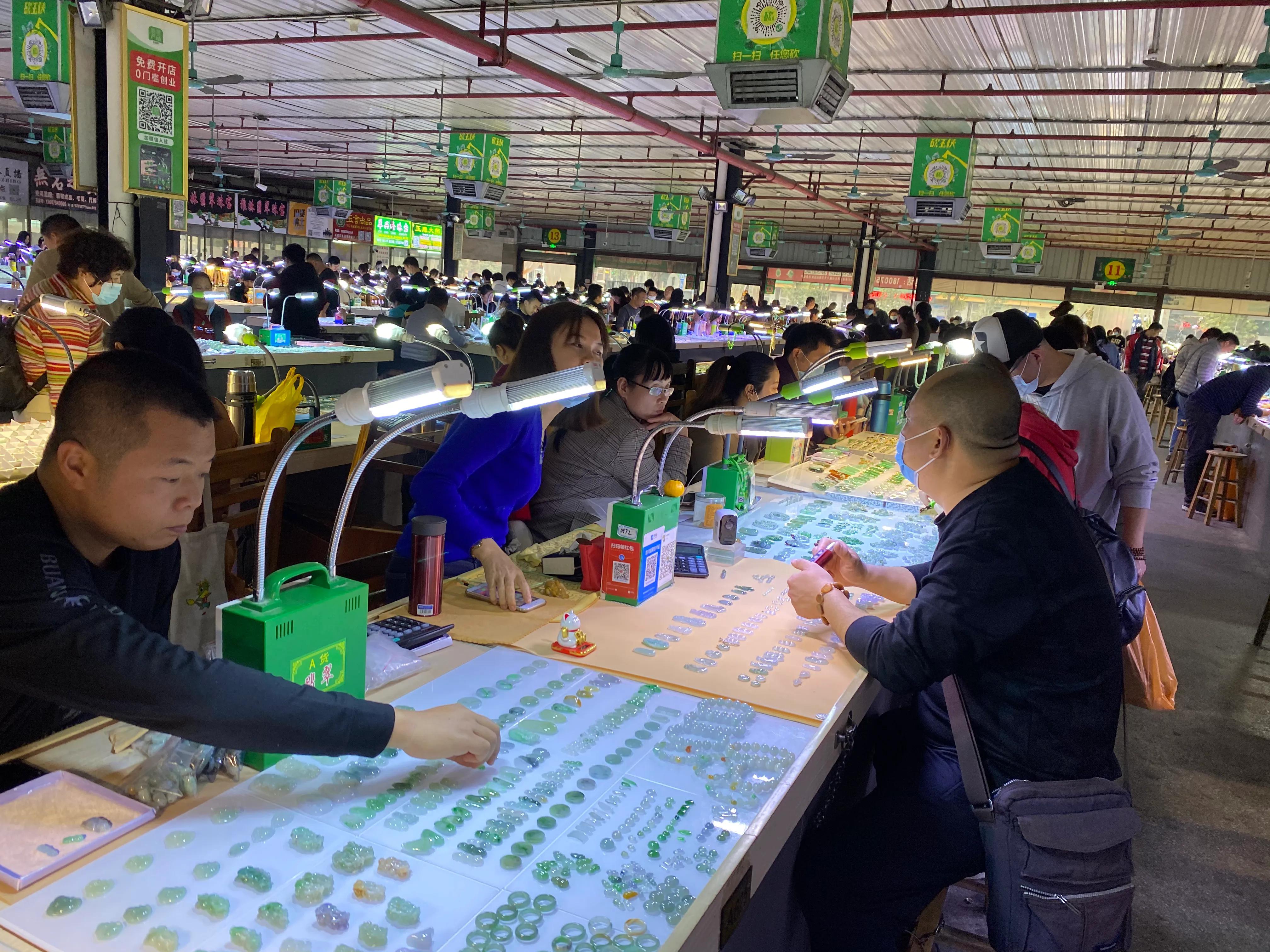 走進廣東四會天光墟翡翠市場，體驗親民實惠翡翠飾品