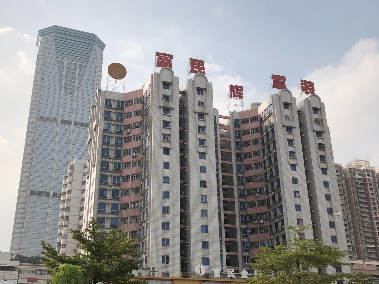 東莞：虎門最大的服裝批發(fā)市場(chǎng)，富民時(shí)裝城，銷往世界各地