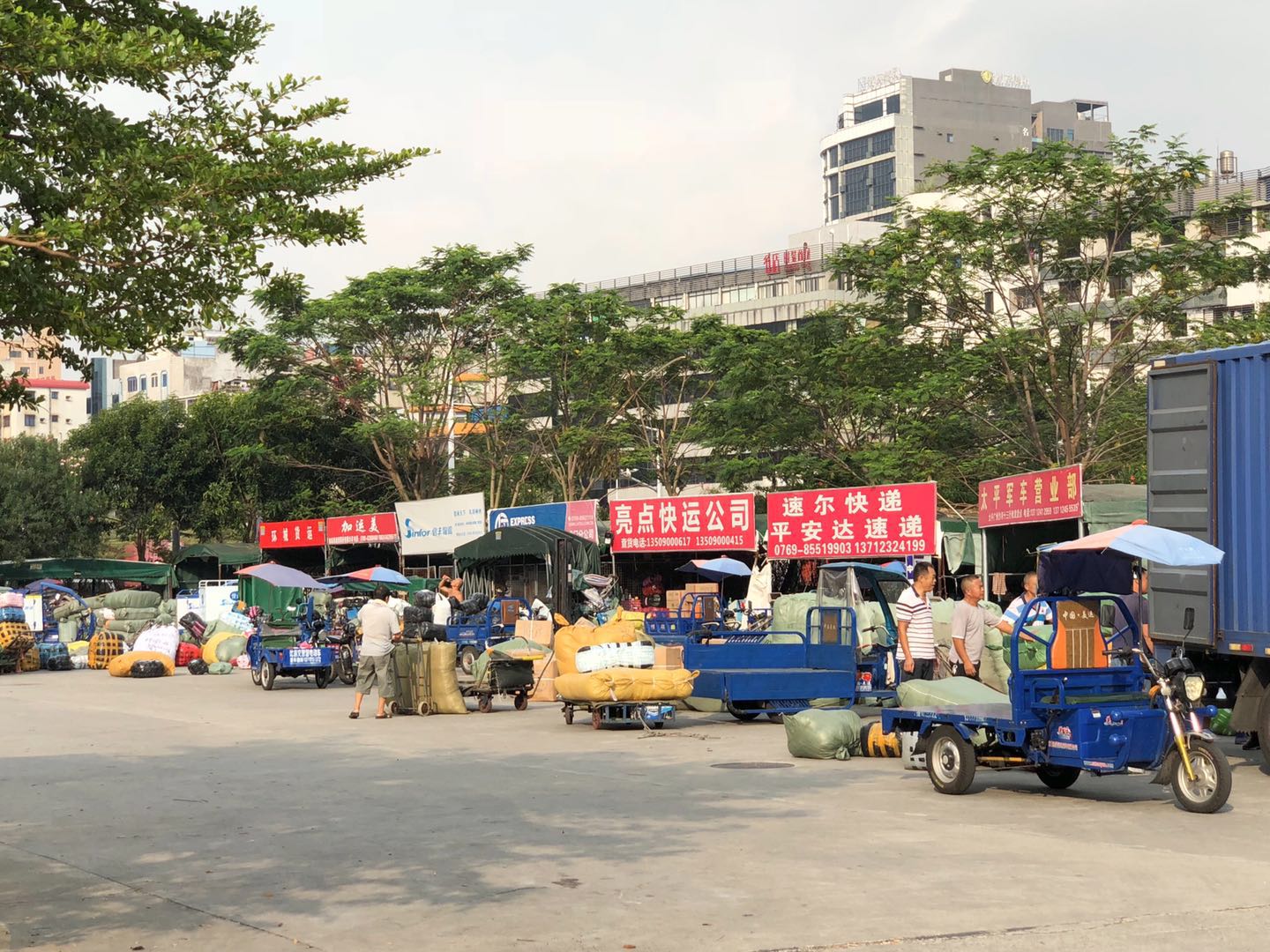 東莞：虎門最大的服裝批發(fā)市場(chǎng)，富民時(shí)裝城，銷往世界各地