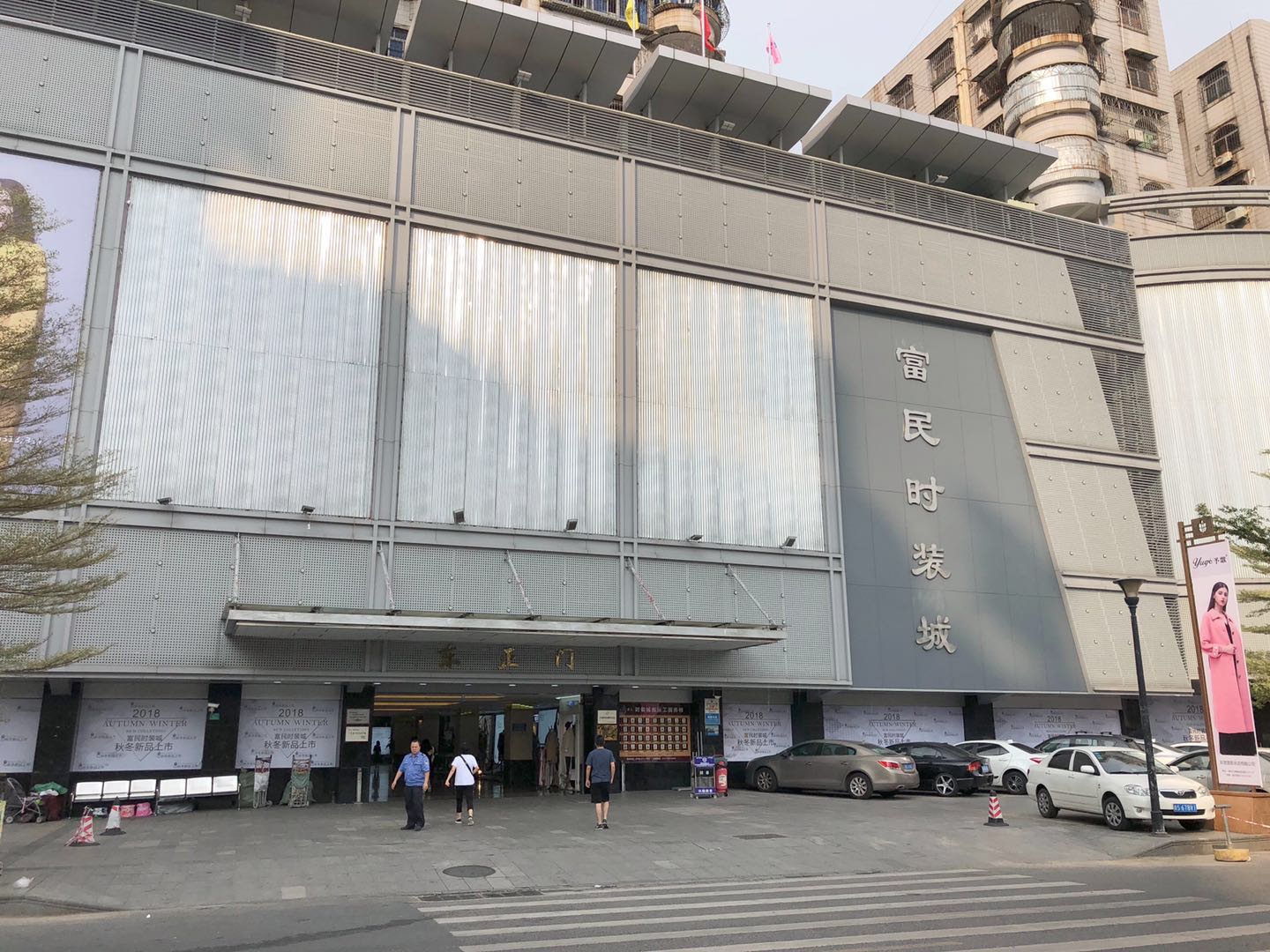 東莞：虎門最大的服裝批發(fā)市場(chǎng)，富民時(shí)裝城，銷往世界各地