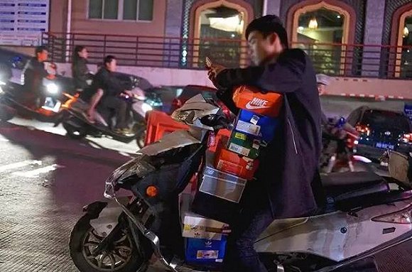 廠貨、A貨、仿貨、原單、裁片鞋等等，現(xiàn)在看來都只是叫法不同的假貨而已