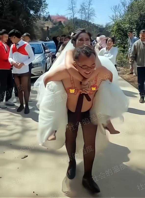 云南：我到底做錯(cuò)了什么，新郎被迫赤膊穿黑絲，背著新娘苦笑連連