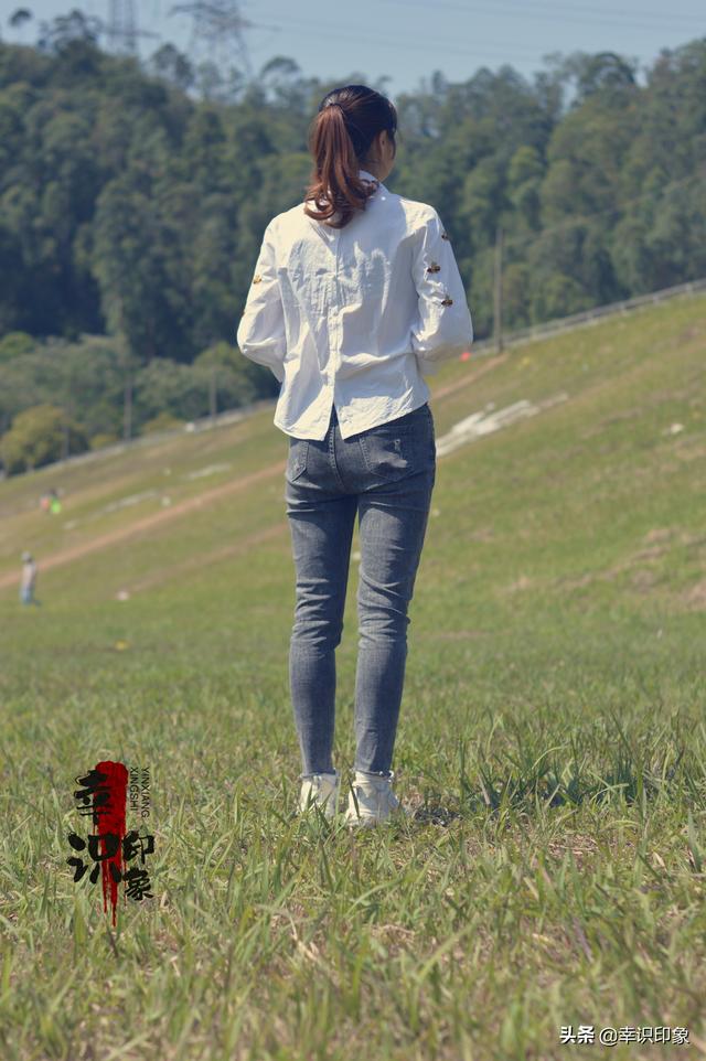 緊身牛仔褲美女（人像攝影：身材超好的成熟美女緊身牛仔褲戶外寫真，甜美系列）