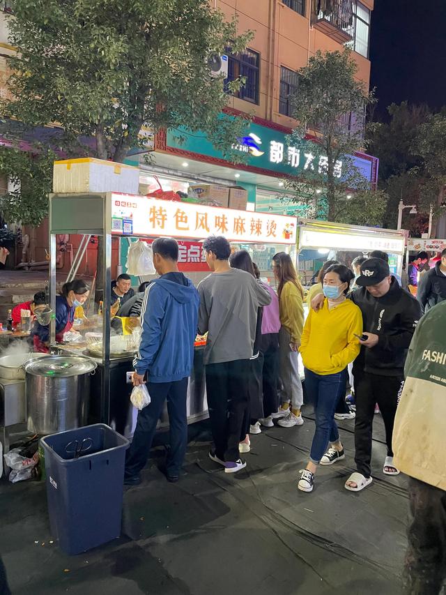 深圳十大夜市地攤一個月多少錢（深圳十大夜市地攤一個月多少平）