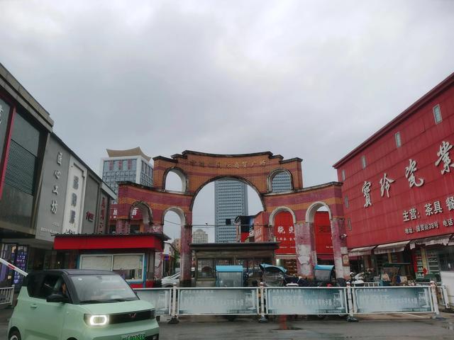 景德鎮(zhèn)陶瓷批發(fā)大市場在哪里，景德鎮(zhèn)陶瓷批發(fā)大市場在哪里_？