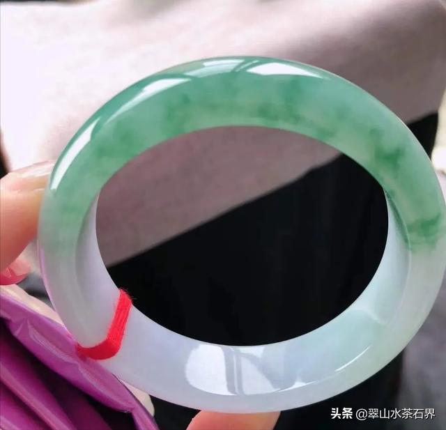 翡翠手鐲批發(fā)價，翡翠手鐲批發(fā)價和零售價差多少？
