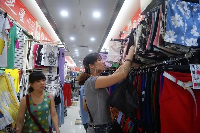 兒童品牌折扣店的貨源都在哪里進貨，兒童品牌折扣店代理貨源怎么找