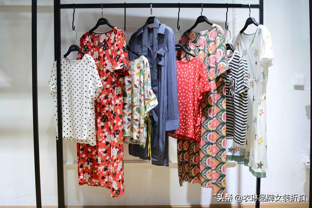 兒童品牌折扣店的貨源都在哪里進(jìn)貨，兒童品牌折扣店代理貨源怎么找