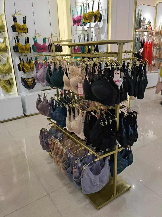 文胸內(nèi)衣批發(fā)市場(chǎng)哪里便宜，品牌內(nèi)衣批發(fā)市場(chǎng)？
