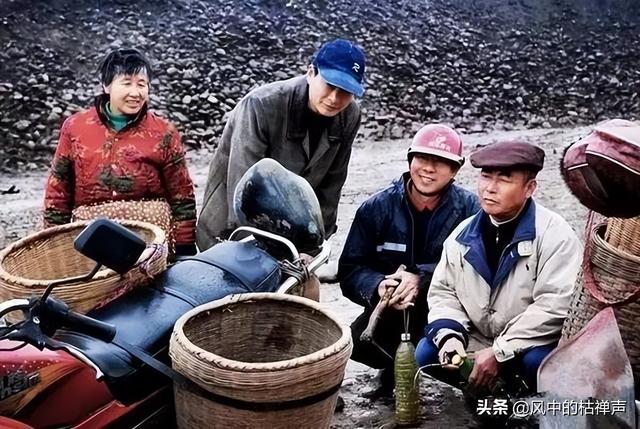 村民靠撿石頭致富，買車買房不是夢，最貴的石頭價(jià)值超百萬？