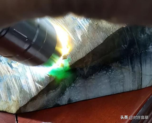 批發(fā)翡翠原石市場(chǎng)在哪，批發(fā)翡翠原石市場(chǎng)在哪里？