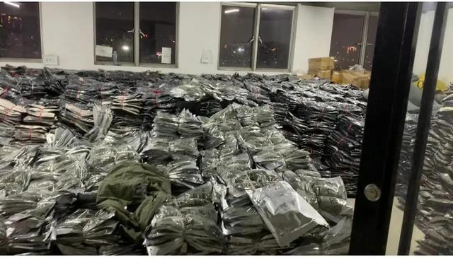 庫存服裝批發(fā)哪里有貨源，庫存服裝批發(fā)哪里有貨源的？