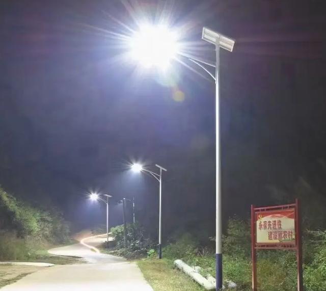 批發(fā)太陽能路燈廠家直銷，批發(fā)太陽能路燈廠家聯(lián)系電話？