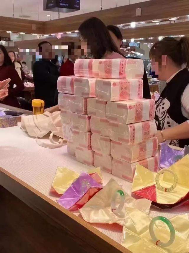 翡翠手鐲批發(fā)市場(chǎng)在哪里，平洲翡翠手鐲批發(fā)市場(chǎng)在哪里？