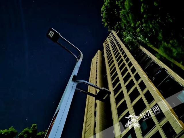 重慶路燈廠家直銷批發(fā)電話，重慶路燈廠家直銷批發(fā)電話號碼？