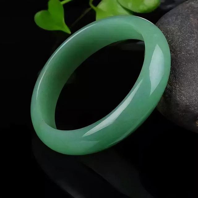 東陵玉手鐲多少錢一個(gè)，東陵玉鐲子多少錢？