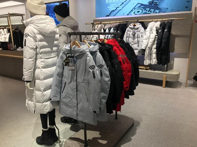 羽絨服批發(fā)哪里最便宜質(zhì)量好的，羽絨服哪里的好又便宜？