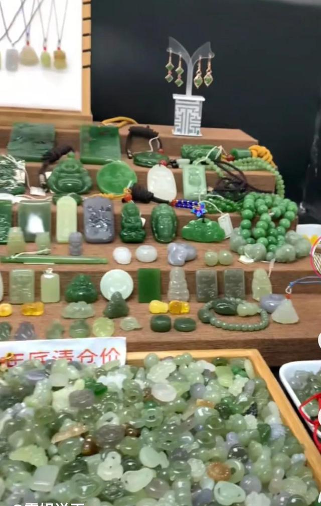 佛山平洲翡翠手鐲批發(fā)價格多少，佛山平洲翡翠手鐲批發(fā)價格查詢？