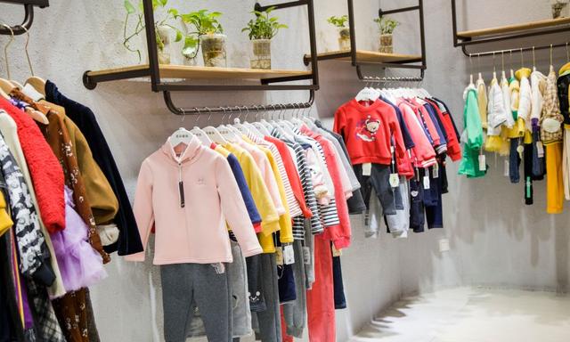 服裝廠家直接拿貨在哪里找，服裝廠家直接拿貨在哪里找貨源？