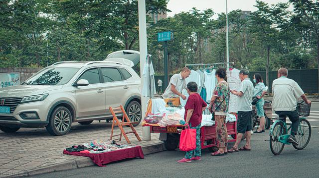 地攤經(jīng)濟(jì)的好處作文，關(guān)于地攤經(jīng)濟(jì)的看法作文800字？
