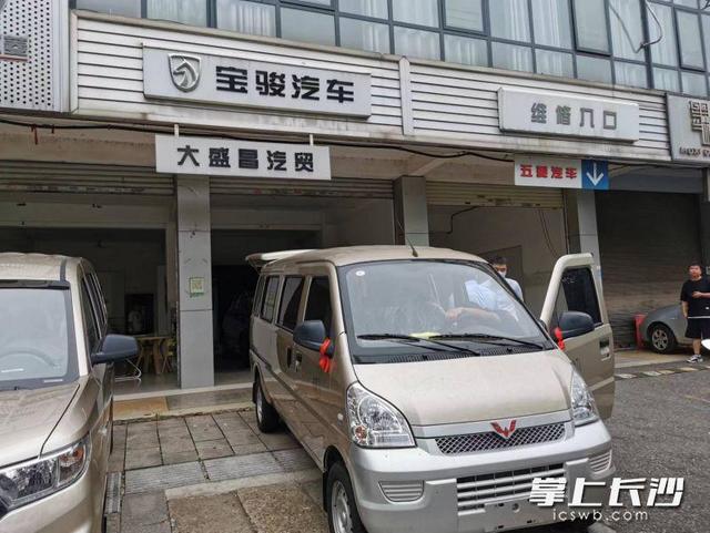 1萬以下庫存面包車新車二手大面包9座多少錢，1萬左右二手9座面包車？