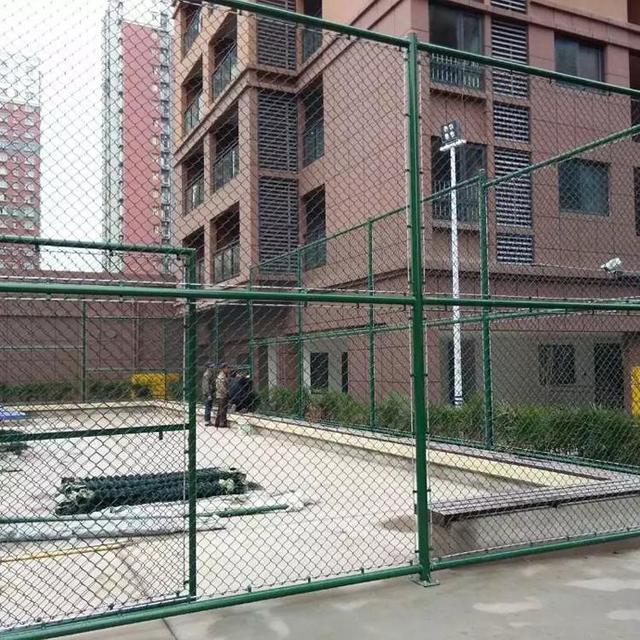 籃球場圍欄生產(chǎn)廠家，籃球場圍欄籃球場圍網(wǎng)？