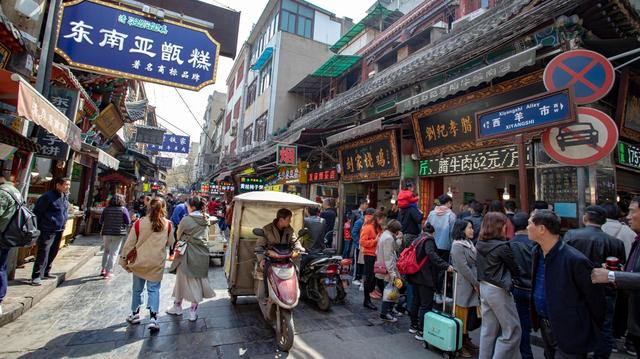西安擺地攤服裝貨源批發(fā)網(wǎng)在哪里，西安擺地攤服裝貨源批發(fā)網(wǎng)在哪里進(jìn)貨？