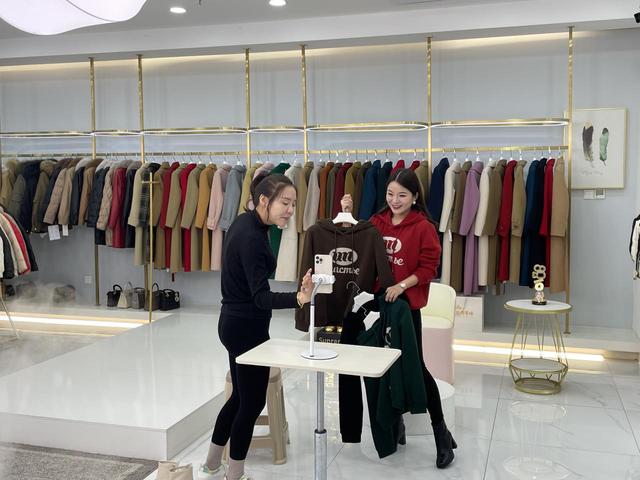 網上直播賣衣服貨源怎么找到，直播賣衣服貨源哪里找？