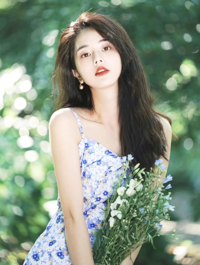 夏日穿搭沒思路，那就選擇甜美減齡的小碎花裙子，簡簡單單美出塵