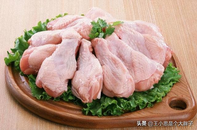 市場(chǎng)上的冷凍雞肉從哪里來(lái)？為何一直賣不完？安全嗎？看完就明白