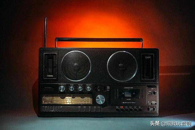 根德RR_3000_這是一款非常獨(dú)特的收錄機(jī)音響，帶有漂亮的調(diào)諧器燈
