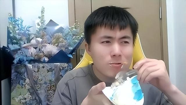 明眸網(wǎng)店賣衣服貨源怎么樣，明眸網(wǎng)店賣衣服貨源怎么樣??？