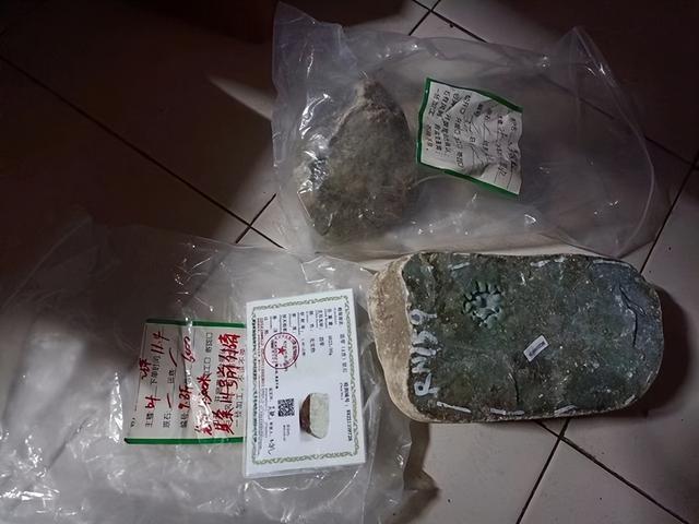 拼多多買的玉石料是真的嗎，拼多多上買翡翠原石是真的嗎？