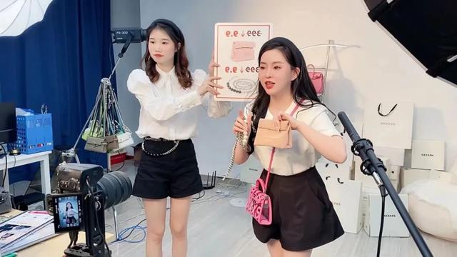 武漢服裝網(wǎng)店貨源在哪里找的，武漢服裝批發(fā)市場一手貨源在哪里？