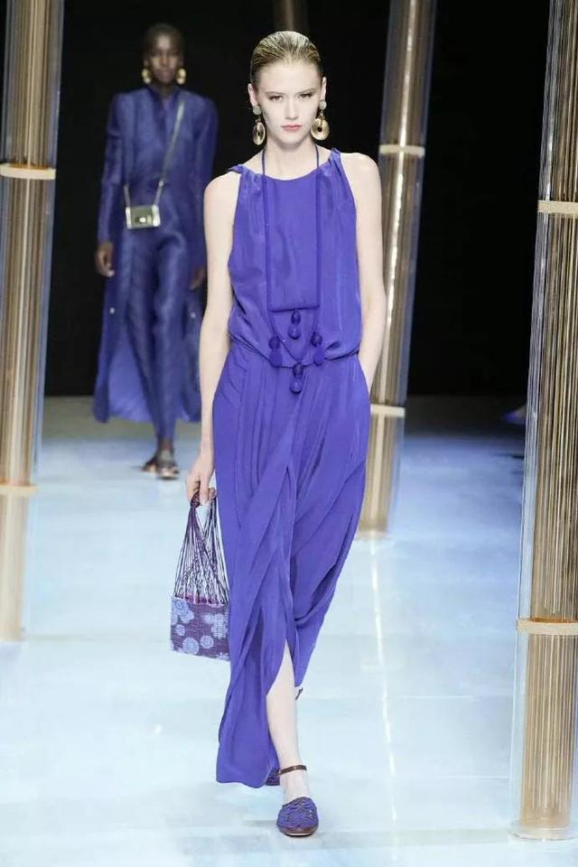 透明衣服，黑色蕾絲？