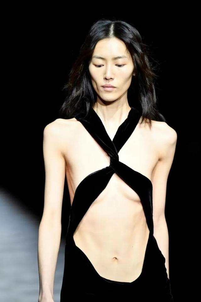 衣服越穿越少，劉雯和黃圣依也太大膽了吧