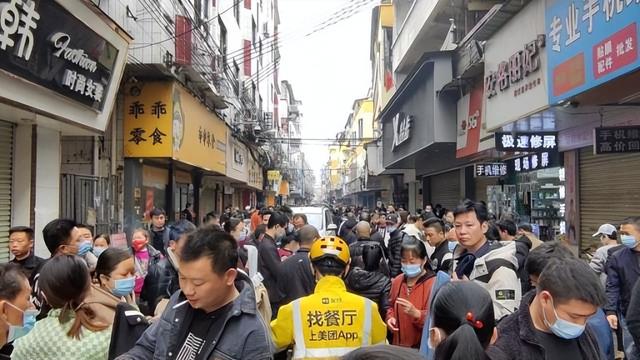 福永服裝批發(fā)市場(chǎng)在哪，附近有沒(méi)有服裝廠？