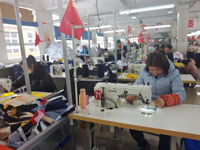 附近服裝廠招聘縫紉工，附近有哪個(gè)服裝廠招縫紉工？