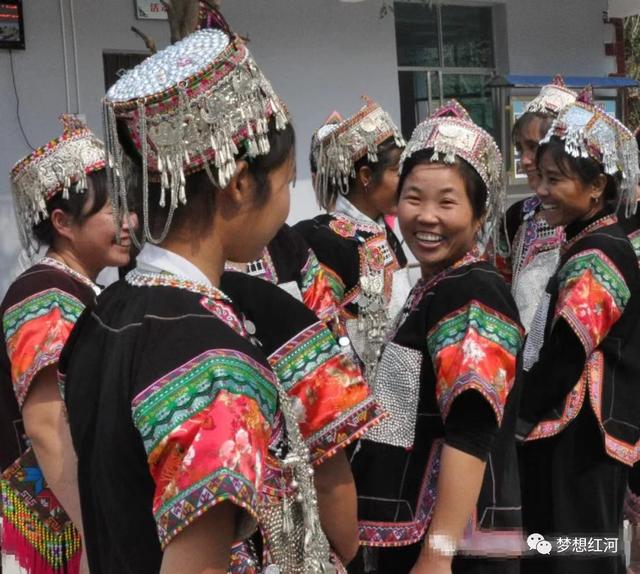 傣族服飾圖片大全圖片欣賞，傣族服飾圖片大全圖片欣賞簡筆畫？