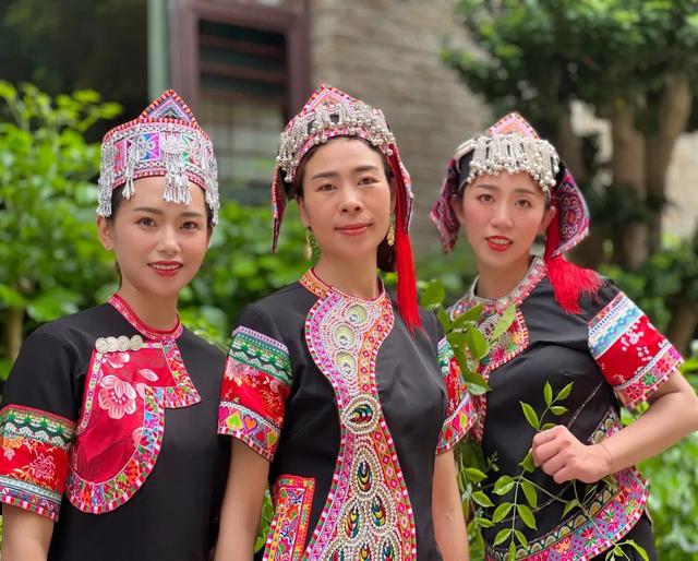 傣族服飾圖片大全簡筆畫，傣族服飾圖畫？